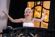 Rachel Zegler singing as Eva Perón on the balcony at the London Palladium.